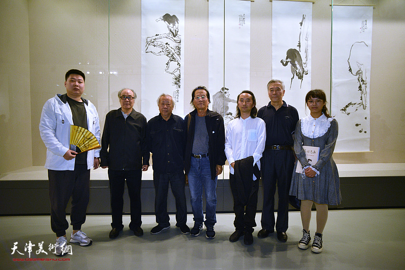 左起：房志鹏、郭书仁、阮克敏、吕宝珠、安士胜、朱来成、陈稼羽在师生作品展现场。