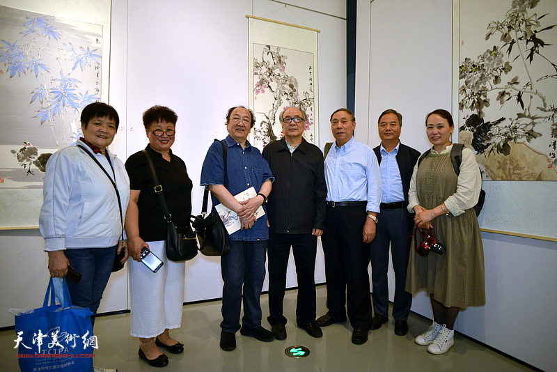 左起：徐立云、陈秀玲、王之海、郭书仁、郭凤祥、邢立宏、王秀青在师生作品展现场。