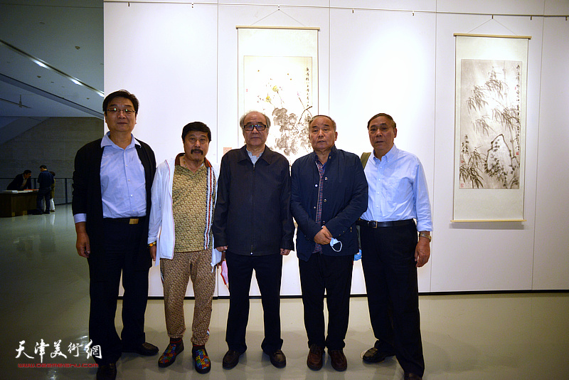 左起：翟鸿涛、白志军、郭书仁、李建华、郭凤祥在师生作品展现场。