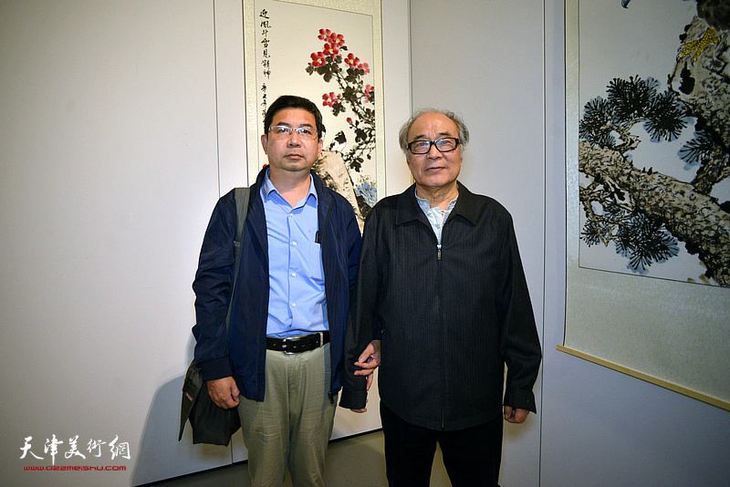 郭书仁先生与学生刘明在师生书画展现场。
