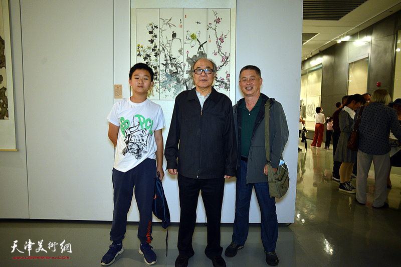 郭书仁先生与学生曹立在师生书画展现场。