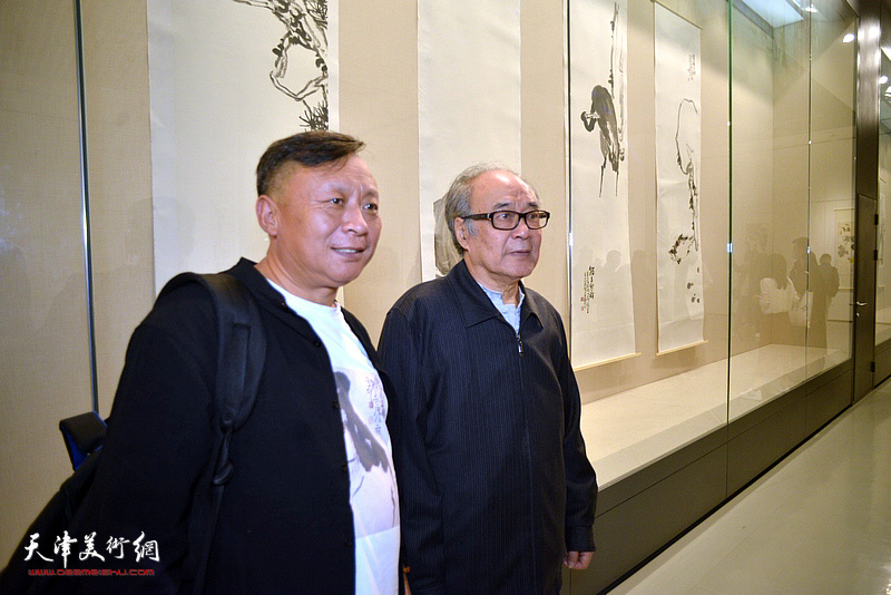 郭书仁先生与学生郑瀚林在师生书画展现场。