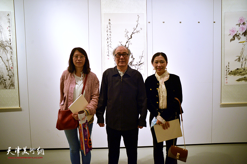 郭书仁先生与学生孙珂、李铭在师生书画展现场。