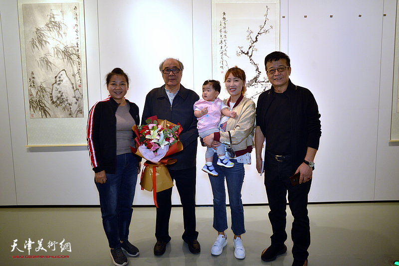 郭书仁先生与滨海新区书画爱好者在师生展现场。