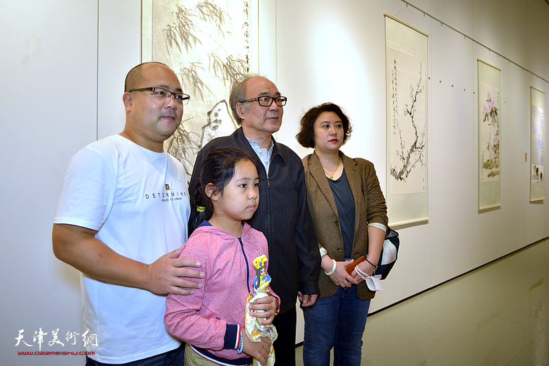 郭书仁先生与滨海新区书画爱好者在师生展现场。