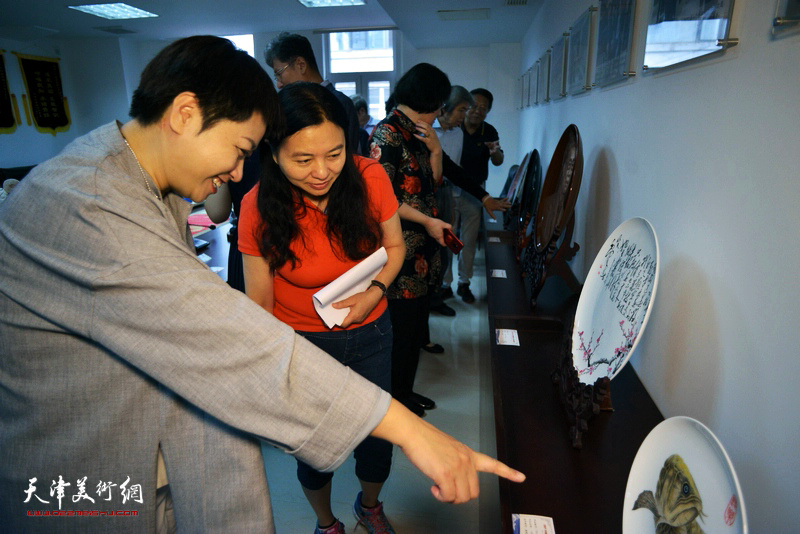 展出的大师陈起平刻瓷《国土无双民族脊梁》等作品备受关注。