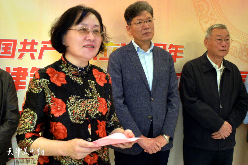 中国工艺美术协会常务副会长张红致辞。