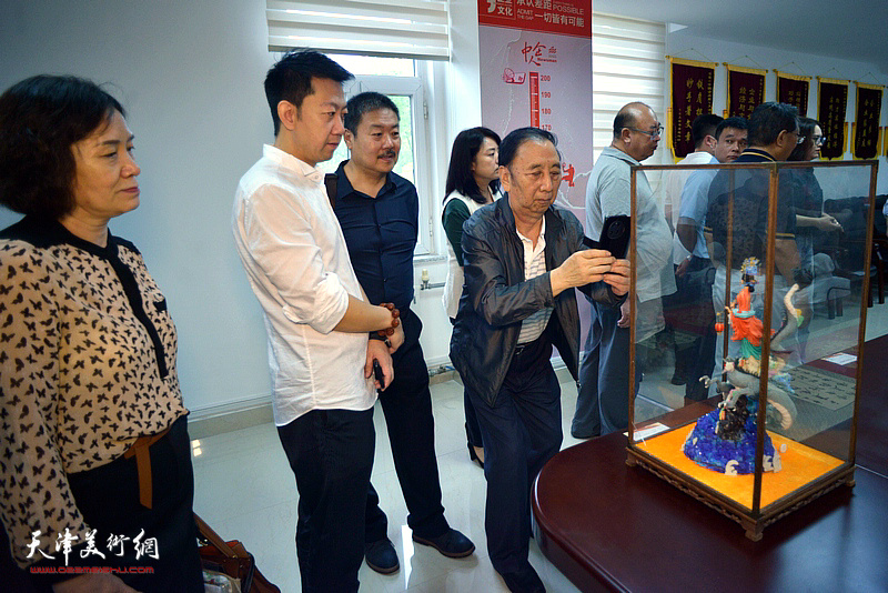 2021中国·天津第四届工艺美术精品展现场。