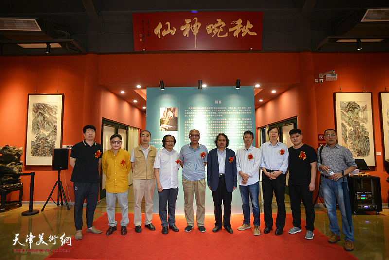 左起：王尉、孙飞、喻建十、杨惠东、何延喆、贾广健、刘文生、路洪明、白光、曹祥哲在画展现场。