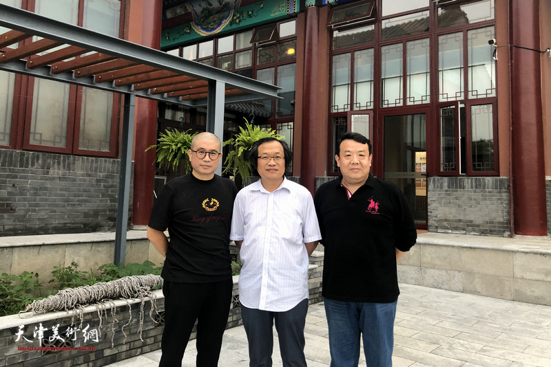 杨惠东与王卫平、姜立志在水香洲文化艺术中心。