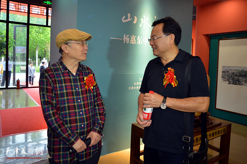 张桂元、何东在画展现场交流。