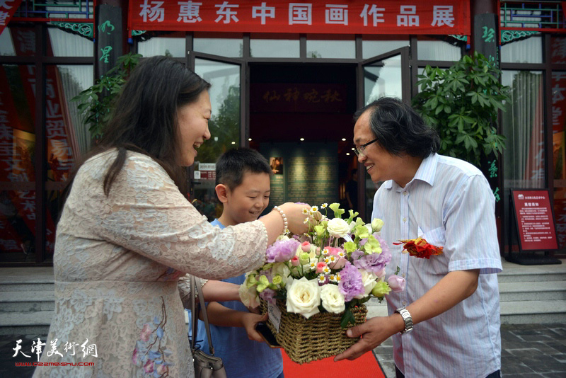 刘洪彩祝贺师兄杨惠东举办画展圆满成功。