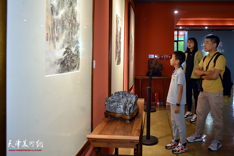 山水之间—杨惠东中国画作品展现场。
