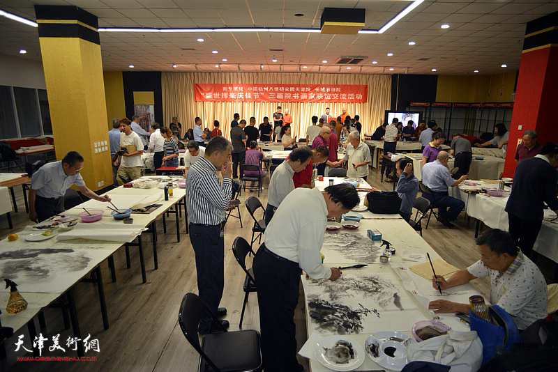 天津三画院书画名家在联谊交流活动现场。