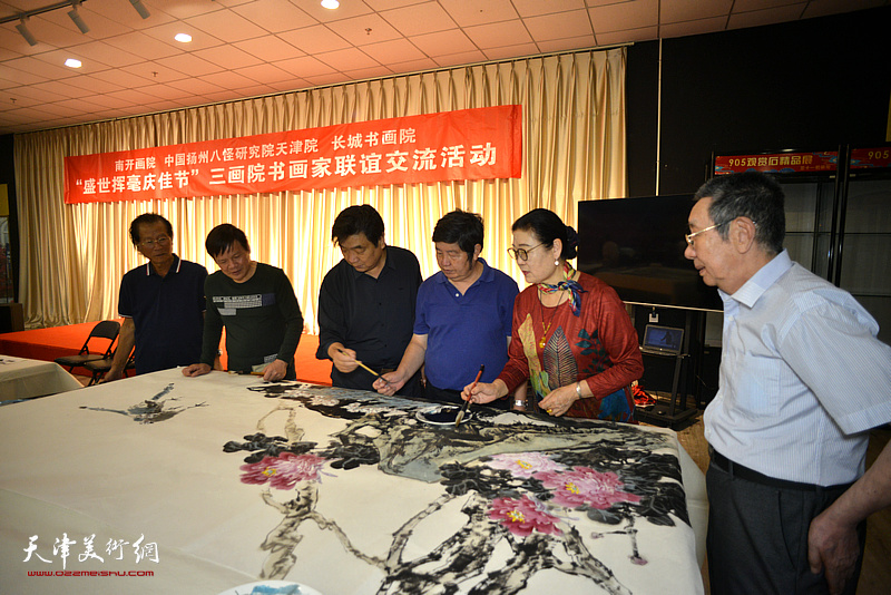 左起：吕宝珠、李根友、翟鸿涛、王惠民、王俊英、曹剑英在活动现场。