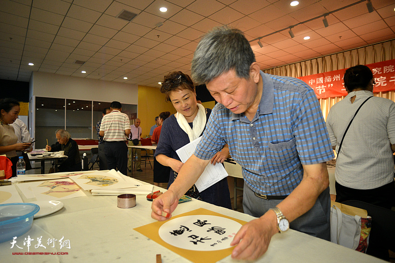 李向群、高琴在活动现场。