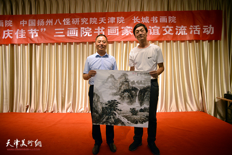 左起：邢立宏、徐庆荣在活动现场。
