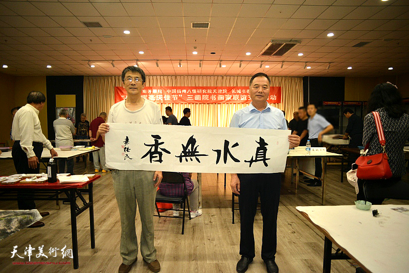 左起：袁强民、邢立宏在活动现场。