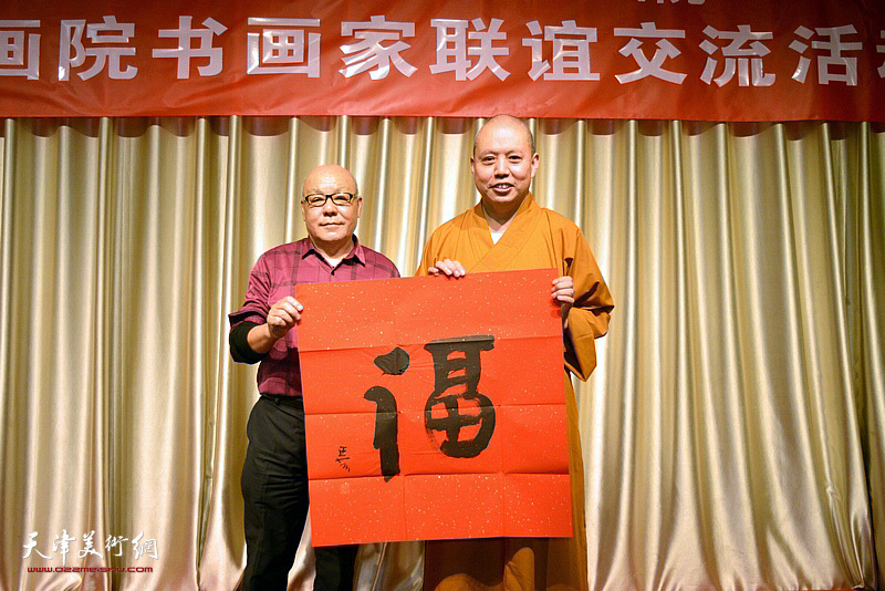 左起：刘凤棋、延参法师在活动现场。