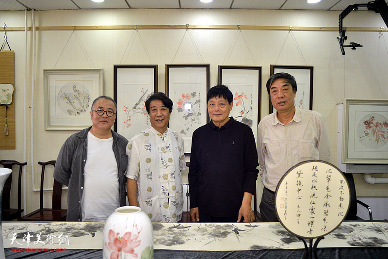 孟宪义与杜晓光、邢津、马贵明在展览现场。