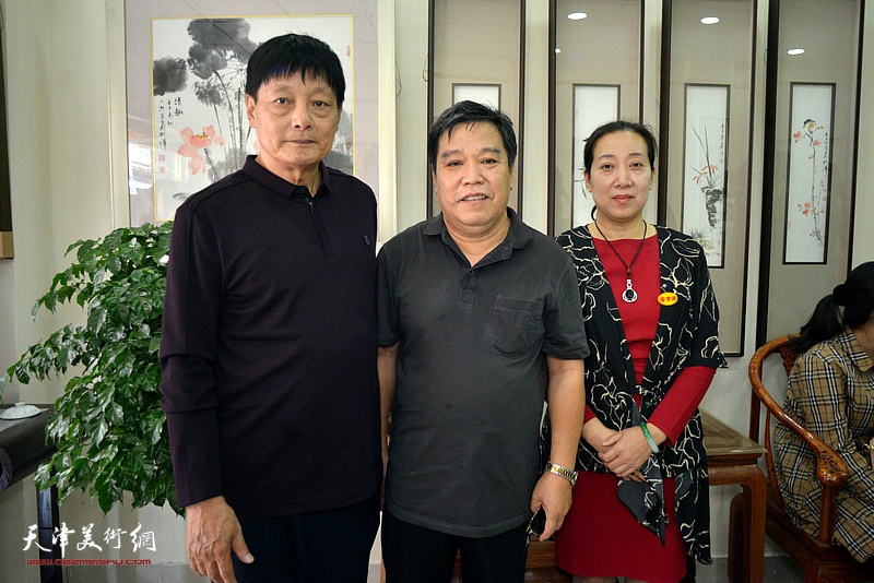 孟宪义与李耀春、张凤清在展览现场。