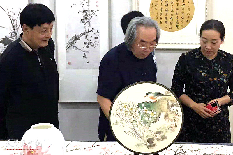 9月29日霍春阳先生专程来到鼓楼北街观看展出的孟宪义作品。