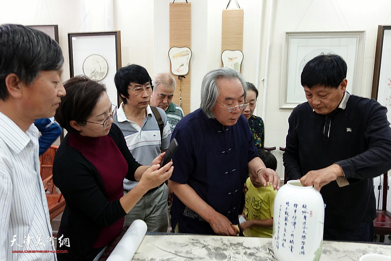 9月29日霍春阳先生专程来到鼓楼北街观看展出的孟宪义作品。
