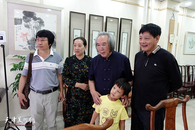 霍春阳先生与孟宪义、刘新尧、张凤清在展览现场。