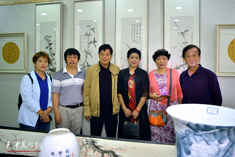 孟宪义与张传晔、王大成、刘新尧、毛秀萍等来宾在展览现场。