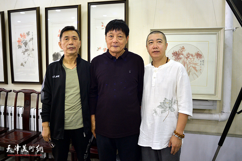 孟宪义与李安东、张绍栋在展览现场。