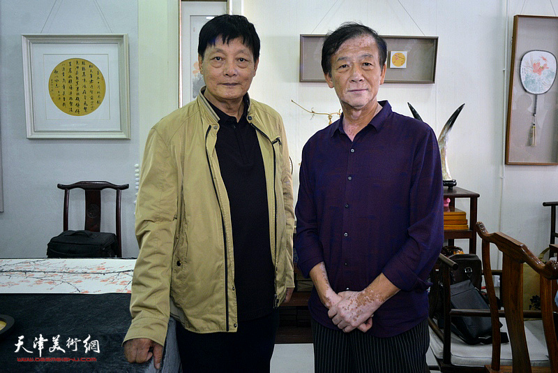 孟宪义与王大成在展览现场。