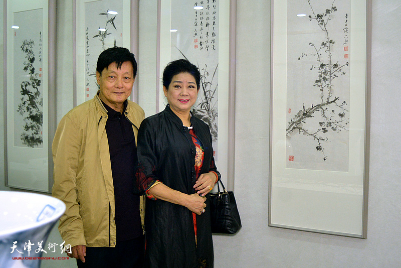 孟宪义与张传晔在展览现场。