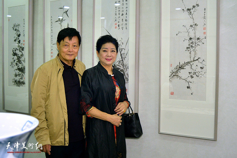孟宪义与张传晔在展览现场。