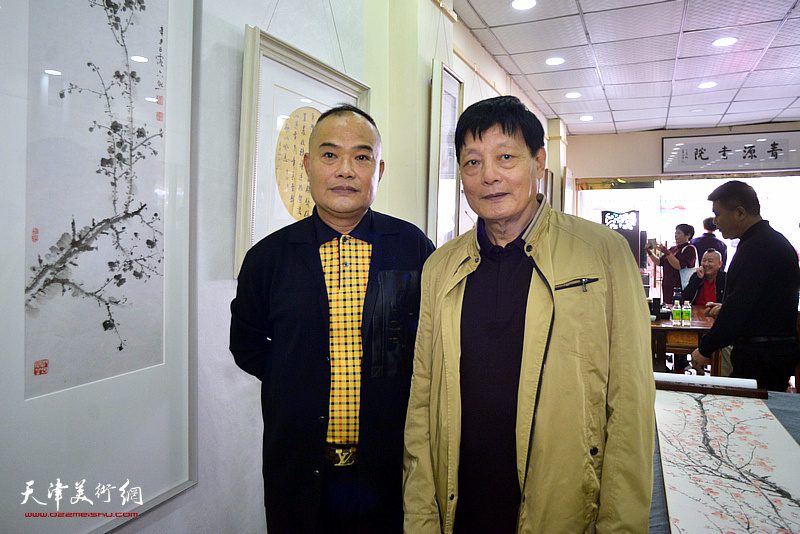 孟宪义与郭妙毅在展览现场。