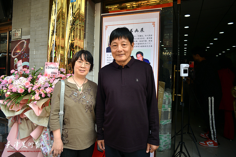 孟宪义与张蕙玲在展览现场。