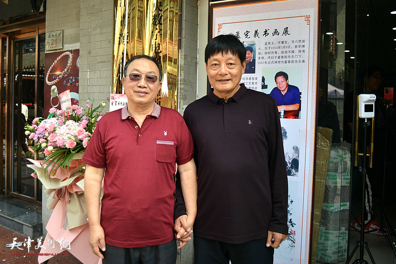 孟宪义与李鑫泉在展览现场。