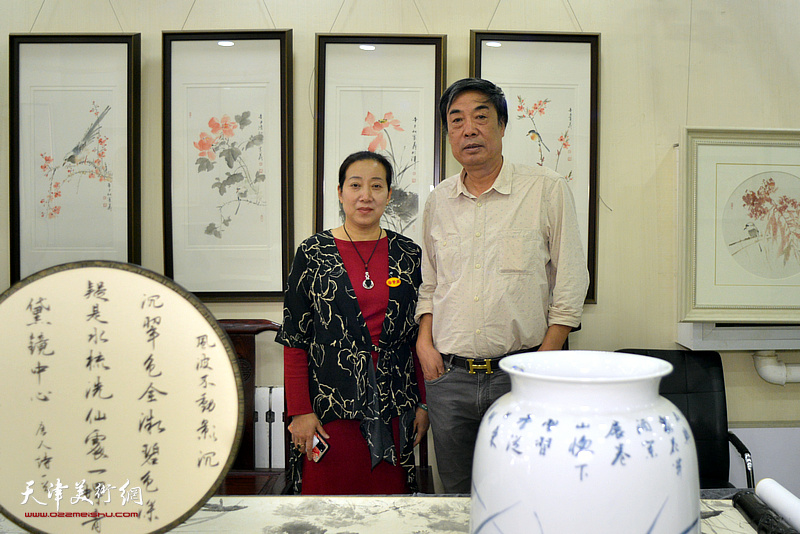 杜晓光、张凤清在展览现场。