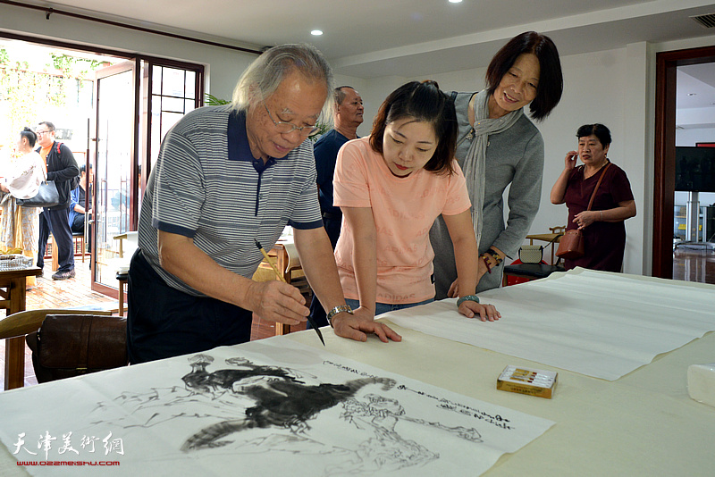 著名画家王金厚在“善缘居”开展书画交流。