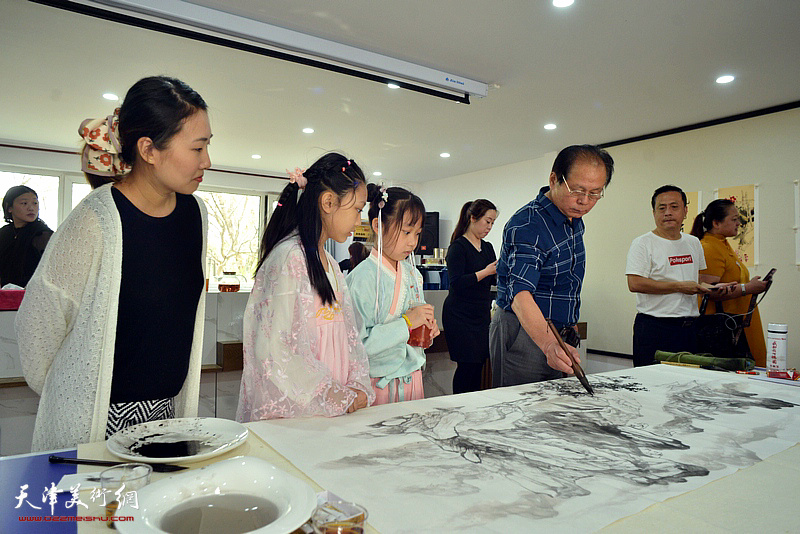 著名画家刘士忠在“善缘居”开展书画交流。
