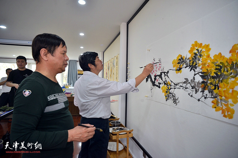 著名画家王惠民、李根友在“善缘居”开展书画交流。