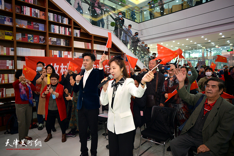 青年歌唱家杨梅、冯赛光在现场演唱了经典歌曲《我和我的祖国》。