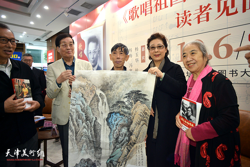 关牧村、杜仲华与热心读者在签售分享活动现场。
