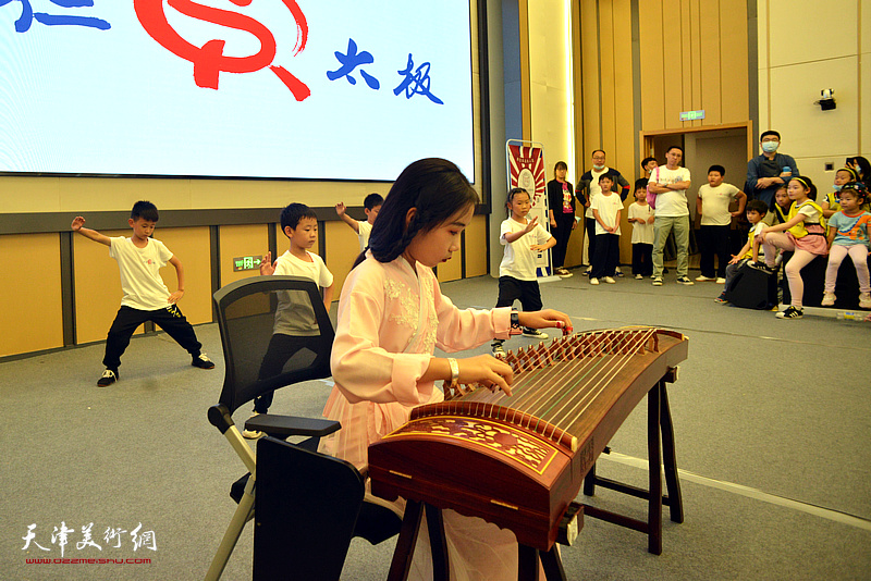 许琨、王允主题书画展现场的古筝、武术表演。