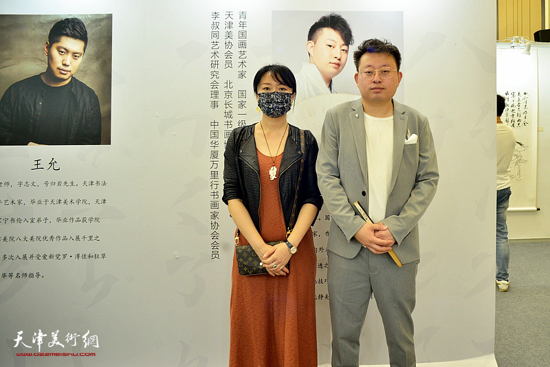 许琨与陈香含在展览现场。
