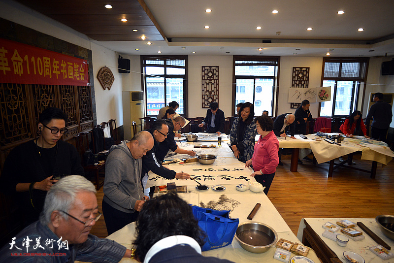 民革天津市委会纪念辛亥革命110周年书画笔会现场。