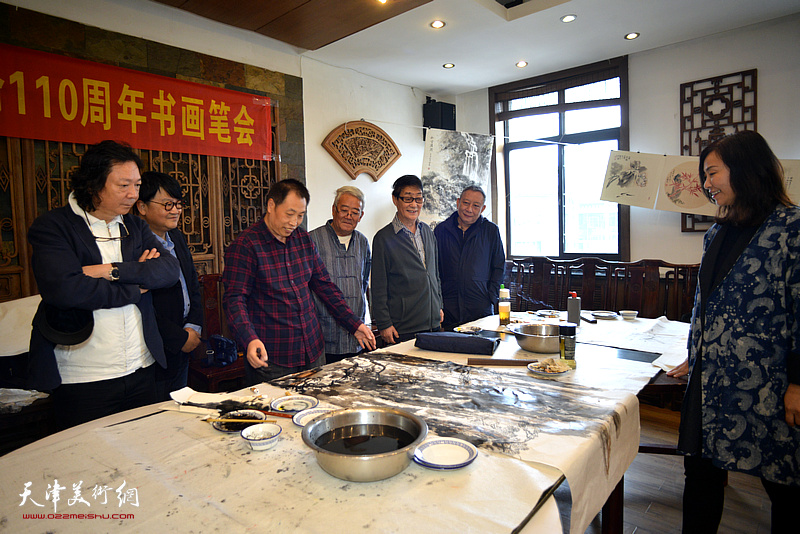 民革天津市委会纪念辛亥革命110周年书画笔会现场。