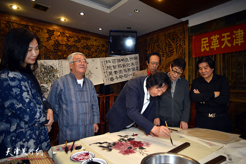 民革天津市委会纪念辛亥革命110周年书画笔会现场。