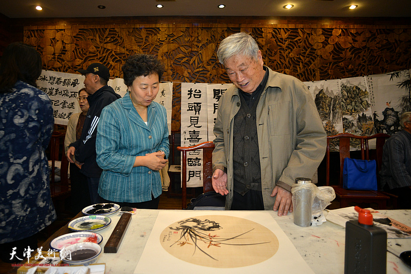 刘凯华、靳吉顺在书画笔会现场。