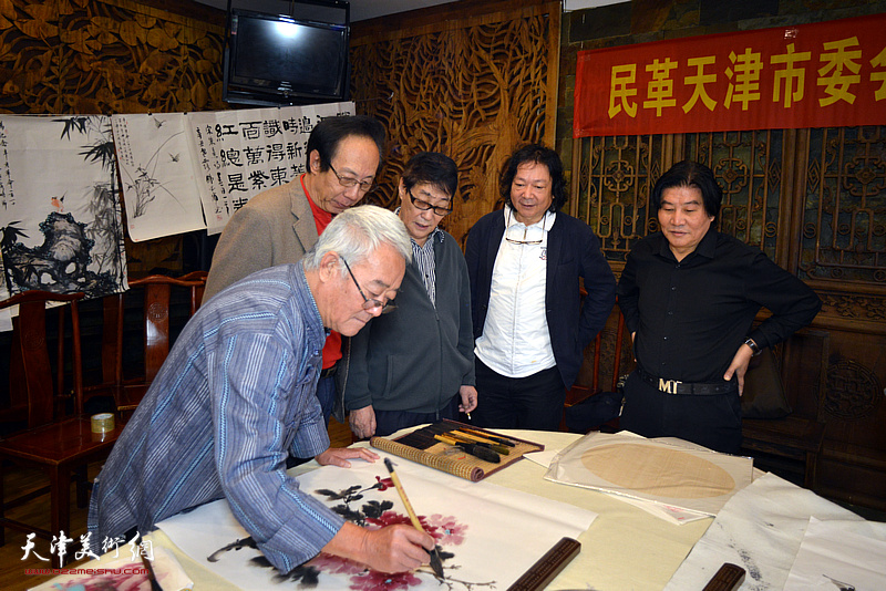 黑成义、韩必省、高学年、周凤祥、李文祥在书画笔会现场。