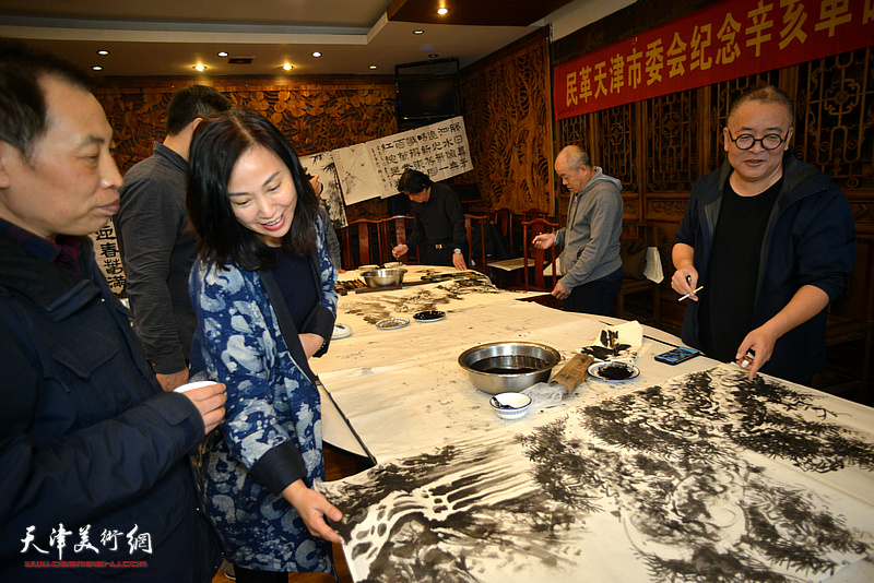 王红梅、邢津、吴玉亮在书画笔会现场。